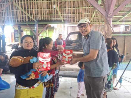 GIAT RUTIN POSYANDU DAN PEMBAGIAN SUSU BALITA SERTA BMT DESA KUTARAYAT